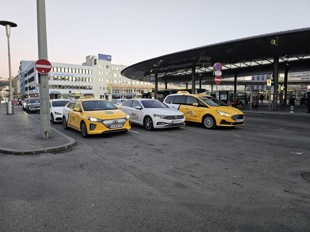 Ecofix Flughafentaxis am Bahnhof in Graz, Taxis für die Fahrt zum Flughafen nach Graz oder Wien