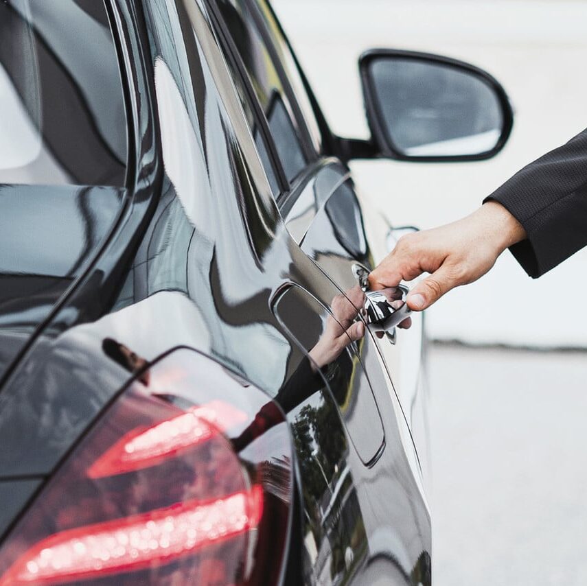 Limousine Graz - Blick auf die Limousine von rechts hinten, Hand greift Türgriff